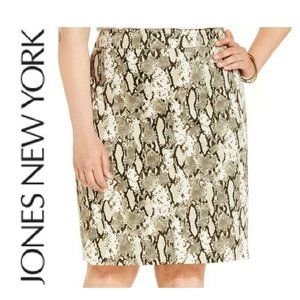 Brand new Jones New York Size 18W Snakeskin Skirt from the Lucy Collection
